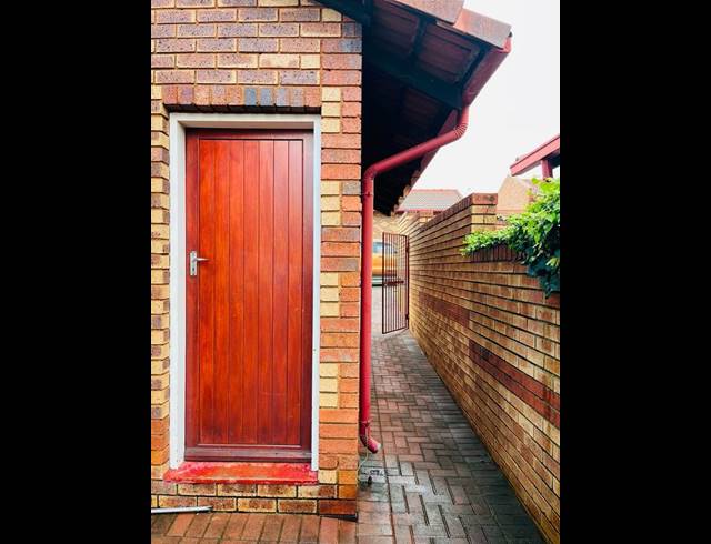 3 BEDROOM HOUSE FOR SALE IN KEMPTON PARK WEST